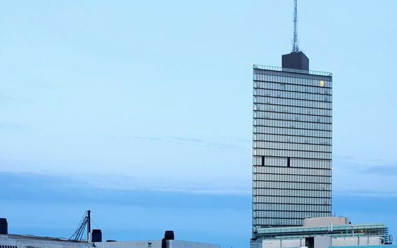 Kista Science Tower mot en ljusblå himmel i Kista